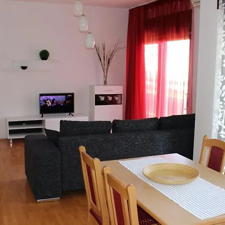 Three Roses Apartment Split Room photo