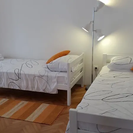 Three Roses Apartment Split Room photo